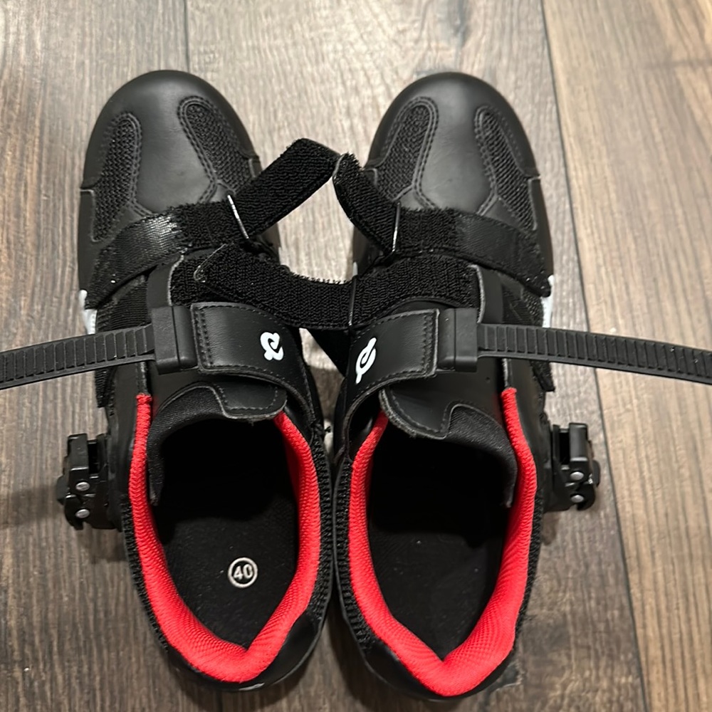 Peloton size 40 like new condition + cleats to clip in